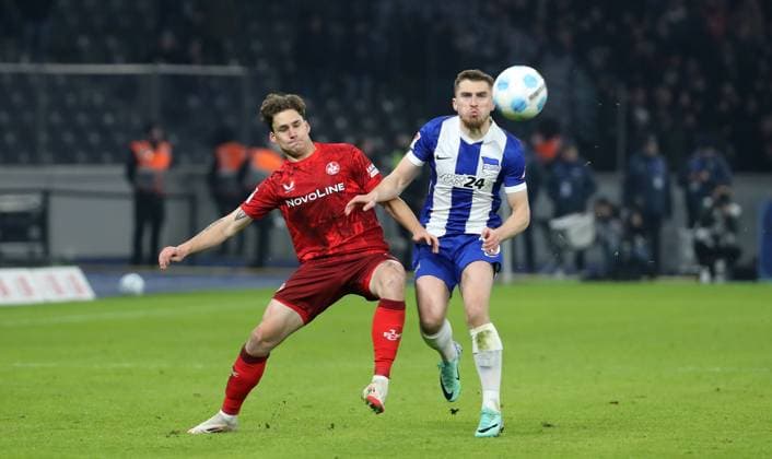 Florian Kleinhansl im Zweikampf mit Jonjoe Kenny Aktion Spielszene Fußball Fussball DFL 2.Bundesliga Herren 21. Spieltag Saison 2024 2025 08.02.2025 Hertha BSC Berlin vs. 1.FC Kaiserslautern FCK DFL regulations prohibit any use of photographs as image sequences and or quasi-video