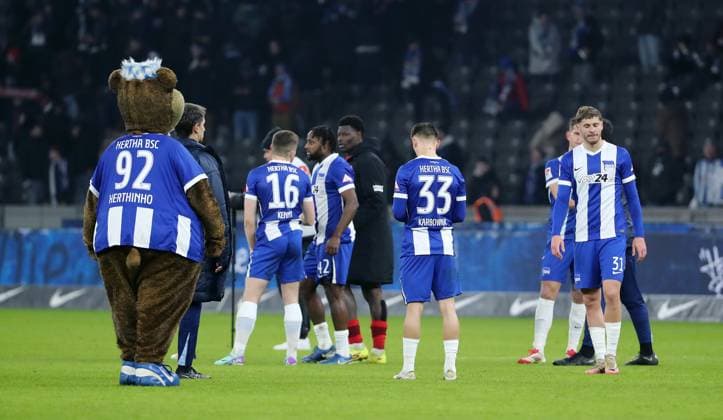 Maskottchen Herthinho, Jonjoe Kenny, Deyovaisio Zeefuik, Michal Karbownik, Marton Dardai enttäuscht nach Spielende Enttäuschung Fußball Fussball DFL 2.Bundesliga Herren 21. Spieltag Saison 2024 2025 08.02.2025 Hertha BSC Berlin vs. 1.FC Kaiserslautern FCK DFL regulations prohibit any use of photographs as image sequences and or quasi-video