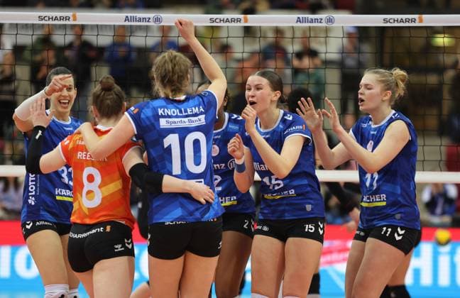 Stuttgart , Volleyball Bundesliga Frauen, Allianz MTV Stuttgart vs Ladies in Black Aachen , Jubel Stuttgart , von rechts: Pauline martin Charlotte Krenicky