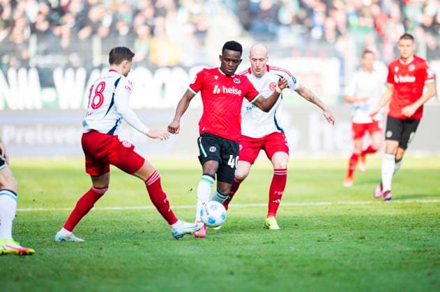 09.02.2025 - Fußball, 2024 2025, 2. Bundesliga, 21. Spieltag, Hannover 96 - Fortuna Düsseldorf 95: (L-R) Jona Niemiec (Düsseldorf), Rabbi Matondo (Hannover), Valgeir Lunddal (Düsseldorf) DFL REGULATIONS PROHIBIT ANY USE OF PHOTOGRAPHS AS IMAGE SEQUENCES AND OR QUASI-VIDEO. Hannover Niedersachsen Deutschland Heinz von Heiden Arena