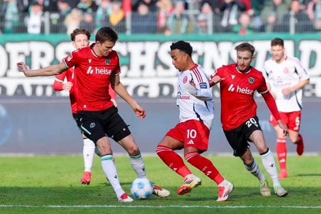 Fabian Kunze (Hannover 96), Myron van Brederode (Fortuna Duesseldorf) und Jannik Dehm (Hannover 96) kaempfen um den Ball, 2. Bundesliga, Hannover 96 vs Fortuna Düsseldorf, Heinz von Heiden Arena am 09. February 2025 in Hannover, Deutschland. (Foto von Marco Steinbrenner DeFodi Images) Fabian Kunze (Hannover 96), Myron van Brederode (Fortuna Duesseldorf) und Jannik Dehm (Hannover 96) battle for the ball, 2. Bundesliga, Hannover 96 vs Fortuna Düsseldorf, Heinz von Heiden Arena, February 9, 2025 in Hanover, Germany. (Photo by Marco Steinbrenner DeFodi Images) DFB DFL REGULATIONS PROHIBIT ANY USE OF PHOTOGRAPHS AS IMAGE SEQUENCES AND OR QUASI-VIDEO. Defodi-700_hann_dus_20250209_003