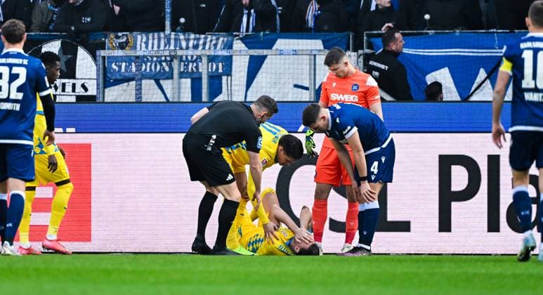 Ermin Bicakcic (Eintracht Braunschweig) gestikuliert und liegt verletzt am Boden waehrend des Spiels der 2. Bundesliga zwischen Karlsruher SC und Eintracht Braunschweig im BBBank Wildpark am 09. February 2025 in Karlsruhe, Deutschland. (Foto von Silas Schueller De Fodi Images) +++ Ermin Bicakcic (Eintracht Braunschweig) gestures and lies injured on the ground during the 2. Bundesliga match between Karlsruher SC and Eintracht Braunschweig at BBBank Wildpark on February 9, 2025 in Karlsruhe, Germany. (Photo by Silas Schueller De Fodi Images) DFB DFL REGULATIONS PROHIBIT ANY USE OF PHOTOGRAPHS AS IMAGE SEQUENCES AND OR QUASI-VIDEO. (Photo by Silas Schueller DeFodi Images) Defodi-738_738_KSCBRA_20250209_145