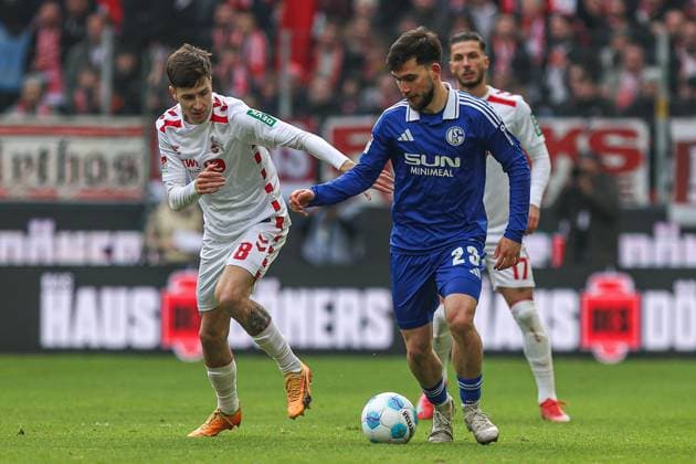 Denis Huseinbasic (FC Köln FC Koeln, 8) im Zweikampf gegen Mehmet Can Aydin (FC Schalke 04, 23), GER, FC Köln Koeln vs. FC Schalke 04, Fussball, 2. Bundesliga, 21. Spieltag, Spielzeit 2024 2025, 09.02.2025, DFL DFB REGULATIONS PROHIBIT ANY USE OF PHOTOGRAPHS AS IMAGE SEQUENCES AND OR QUASI-VIDEO, GER, FC Köln Koeln vs. FC Schalke 04, Fussball, 2. Bundesliga, 21. Spieltag, Spielzeit 2024 2025, 09.02.2025 Köln Koeln