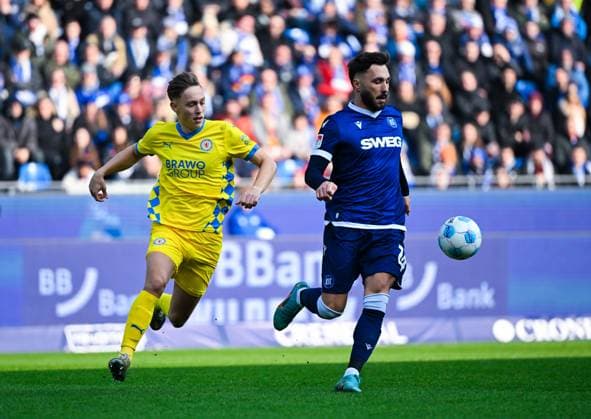 Fabian Schleusener (Karlsruher SC) und Julian Baas (Eintracht Braunschweig) im Zweikampf waehrend des Spiels der 2. Bundesliga zwischen Karlsruher SC und Eintracht Braunschweig im BBBank Wildpark am 09. February 2025 in Karlsruhe, Deutschland. (Foto von Silas Schueller De Fodi Images) +++ Fabian Schleusener (Karlsruher SC) and Julian Baas (Eintracht Braunschweig) battle for the ball during the 2. Bundesliga match between Karlsruher SC and Eintracht Braunschweig at BBBank Wildpark on February 9, 2025 in Karlsruhe, Germany. (Photo by Silas Schueller De Fodi Images) DFB DFL REGULATIONS PROHIBIT ANY USE OF PHOTOGRAPHS AS IMAGE SEQUENCES AND OR QUASI-VIDEO. (Photo by Silas Schueller DeFodi Images) Defodi-738_738_KSCBRA_20250209_152