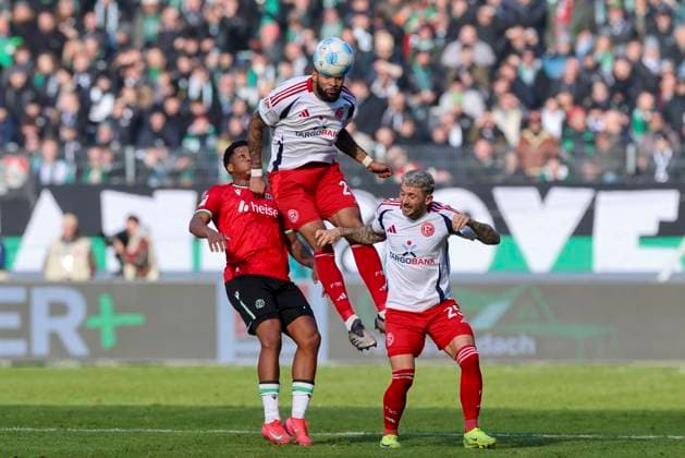 Jessic Ngankam (Hannover 96), Jamil Siebert (Fortuna Duesseldorf) und Matthias Zimmermann (Fortuna Duesseldorf) kaempfen um den Ball, 2. Bundesliga, Hannover 96 vs Fortuna Düsseldorf, Heinz von Heiden Arena am 09. February 2025 in Hannover, Deutschland. (Foto von Marco Steinbrenner DeFodi Images) Jessic Ngankam (Hannover 96), Jamil Siebert (Fortuna Duesseldorf) und Matthias Zimmermann (Fortuna Duesseldorf) battle for the ball, 2. Bundesliga, Hannover 96 vs Fortuna Düsseldorf, Heinz von Heiden Arena, February 9, 2025 in Hanover, Germany. (Photo by Marco Steinbrenner DeFodi Images) DFB DFL REGULATIONS PROHIBIT ANY USE OF PHOTOGRAPHS AS IMAGE SEQUENCES AND OR QUASI-VIDEO. Defodi-700_hann_dus_20250209_007