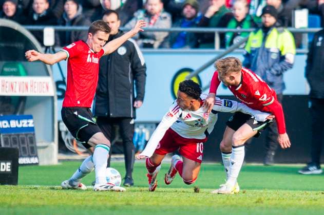 109.02.2025 - Fußball, 2024 2025, 2. Bundesliga, 21. Spieltag, Hannover 96 - Fortuna Düsseldorf 95: (L-R) Fabian Kunze (Hannover), Myron van Brederode (Düsseldorf), Jannik Dehm (Hannover) DFL REGULATIONS PROHIBIT ANY USE OF PHOTOGRAPHS AS IMAGE SEQUENCES AND OR QUASI-VIDEO. Hannover Niedersachsen Deutschland Heinz von Heiden Arena