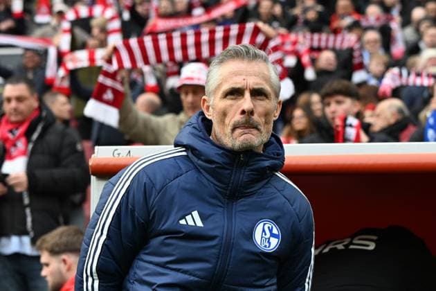Trainer Kees van Wonderen (FC Schalke 04) schaut waehrend des Spiels der 2. Bundesliga zwischen 1. FC Köln und FC Schalke 04 im RheinEnergieStadion am 09. February 2025 in Köln, Deutschland. (Foto von Ralf Treese DeFodi Images) +++ Trainer Kees van Wonderen (FC Schalke 04) looks on during the 2. Bundesliga match between 1. FC Köln and FC Schalke 04 at RheinEnergieStadion on February 9, 2025 in Cologne, Germany. (Photo by Ralf Treese DeFodi Images) DFB DFL REGULATIONS PROHIBIT ANY USE OF PHOTOGRAPHS AS IMAGE SEQUENCES AND OR QUASI-VIDEO. (Photo by Ralf Treese DeFodi Images) Defodi-521_KOES0420250209_015 Defodi-521 DFB DFL REGULATIONS PROHIBIT ANY USE OF PHOTOGRAPHS AS IMAGE SEQUENCES AND OR QUASI-VIDEO.