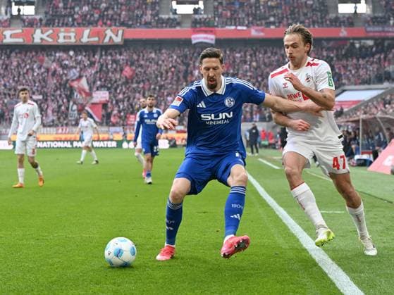 Janik Bachmann (FC Schalke 04) und Mathias Olesen (1. FC Koeln) im Zweikampf waehrend des Spiels der 2. Bundesliga zwischen 1. FC Köln und FC Schalke 04 im RheinEnergieStadion am 09. February 2025 in Köln, Deutschland. (Foto von Ralf Treese DeFodi Images) +++ Janik Bachmann (FC Schalke 04) und Mathias Olesen (1. FC Koeln) battle for the ball during the 2. Bundesliga match between 1. FC Köln and FC Schalke 04 at RheinEnergieStadion on February 9, 2025 in Cologne, Germany. (Photo by Ralf Treese DeFodi Images) DFB DFL REGULATIONS PROHIBIT ANY USE OF PHOTOGRAPHS AS IMAGE SEQUENCES AND OR QUASI-VIDEO. (Photo by Ralf Treese DeFodi Images) Defodi-521_KOES0420250209_016