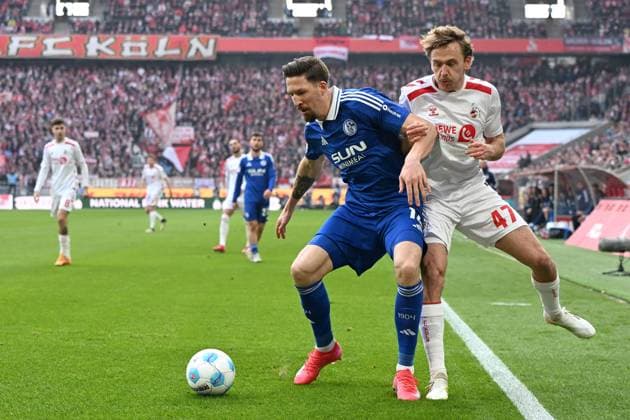 Janik Bachmann (FC Schalke 04) und Mathias Olesen (1. FC Koeln) im Zweikampf waehrend des Spiels der 2. Bundesliga zwischen 1. FC Köln und FC Schalke 04 im RheinEnergieStadion am 09. February 2025 in Köln, Deutschland. (Foto von Ralf Treese DeFodi Images) +++ Janik Bachmann (FC Schalke 04) und Mathias Olesen (1. FC Koeln) battle for the ball during the 2. Bundesliga match between 1. FC Köln and FC Schalke 04 at RheinEnergieStadion on February 9, 2025 in Cologne, Germany. (Photo by Ralf Treese DeFodi Images) DFB DFL REGULATIONS PROHIBIT ANY USE OF PHOTOGRAPHS AS IMAGE SEQUENCES AND OR QUASI-VIDEO. (Photo by Ralf Treese DeFodi Images) Defodi-521_KOES0420250209_017