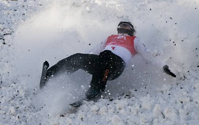 Sport Themen der Woche KW06 Sport Bilder des Tages (250209) -- YABULI, Feb. 9, 2025 -- Chen Meiting of China falls down during the freestyle skiing women s aerials final match at the 9th Asian Winter games, Winterspiele,Spiele, Summer games in Yabuli, northeast China s Heilongjiang Province, Feb. 9, 2025. ) (SP)CHINA-HARBIN-ASIAN WINTER GAMES-FREESTYLE SKIING-WOMEN S AERIALS(CN) XiaxYifang 
