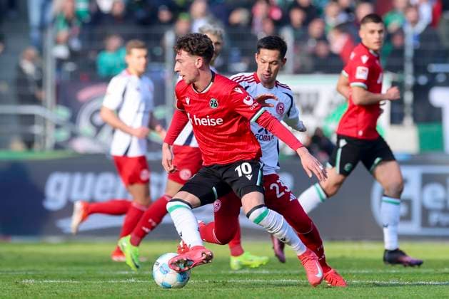 Jannik Rochelt (Hannover 96) und Shinta Appelkamp (Fortuna Duesseldorf) kaempfen um den Ball, 2. Bundesliga, Hannover 96 vs Fortuna Düsseldorf, Heinz von Heiden Arena am 09. February 2025 in Hannover, Deutschland. (Foto von Marco Steinbrenner DeFodi Images) Jannik Rochelt (Hannover 96) und Shinta Appelkamp (Fortuna Duesseldorf) battle for the ball, 2. Bundesliga, Hannover 96 vs Fortuna Düsseldorf, Heinz von Heiden Arena, February 9, 2025 in Hanover, Germany. (Photo by Marco Steinbrenner DeFodi Images) DFB DFL REGULATIONS PROHIBIT ANY USE OF PHOTOGRAPHS AS IMAGE SEQUENCES AND OR QUASI-VIDEO. Defodi-700_hann_dus_20250209_010