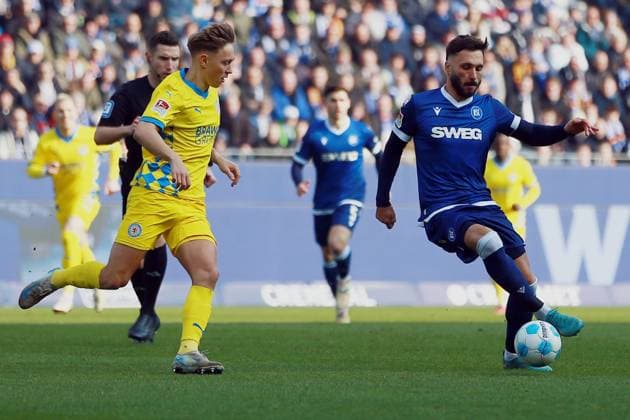 09.02.2025, xrekx, Fussball 2.Bundesliga, Karlsruher SC - Eintracht Braunschweig v.l. Julian Baas (Eintracht Braunschweig) Fabian Schleusener (Karlsruher SC) Zweikampf, Aktion, action, battle for the ball (DFL DFB REGULATIONS PROHIBIT ANY USE OF PHOTOGRAPHS as IMAGE SEQUENCES and or QUASI-VIDEO) Karlsruhe