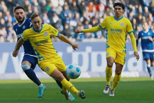 09.02.2025, xrekx, Fussball 2.Bundesliga, Karlsruher SC - Eintracht Braunschweig v.l. Julian Baas (Eintracht Braunschweig) Fabian Schleusener (Karlsruher SC) Zweikampf, Aktion, action, battle for the ball (DFL DFB REGULATIONS PROHIBIT ANY USE OF PHOTOGRAPHS as IMAGE SEQUENCES and or QUASI-VIDEO) Karlsruhe