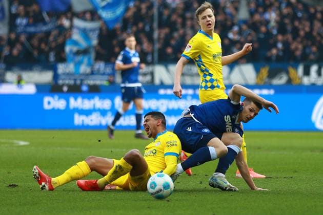 09.02.2025, xrekx, Fussball 2.Bundesliga, Karlsruher SC - Eintracht Braunschweig v.l. Mohamed Dräger Draeger (Eintracht Braunschweig) Marvin Wanitzek (Karlsruher SC) Zweikampf, Aktion, action, battle for the ball (DFL DFB REGULATIONS PROHIBIT ANY USE OF PHOTOGRAPHS as IMAGE SEQUENCES and or QUASI-VIDEO) Karlsruhe
