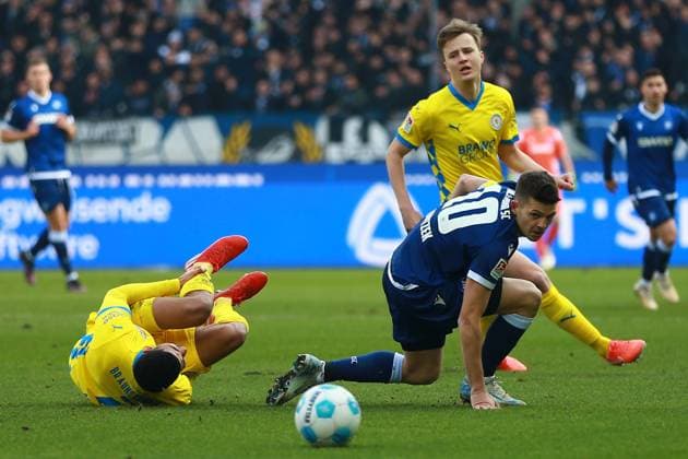 09.02.2025, xrekx, Fussball 2.Bundesliga, Karlsruher SC - Eintracht Braunschweig v.l. Mohamed Dräger Draeger (Eintracht Braunschweig) Marvin Wanitzek (Karlsruher SC) Zweikampf, Aktion, action, battle for the ball (DFL DFB REGULATIONS PROHIBIT ANY USE OF PHOTOGRAPHS as IMAGE SEQUENCES and or QUASI-VIDEO) Karlsruhe