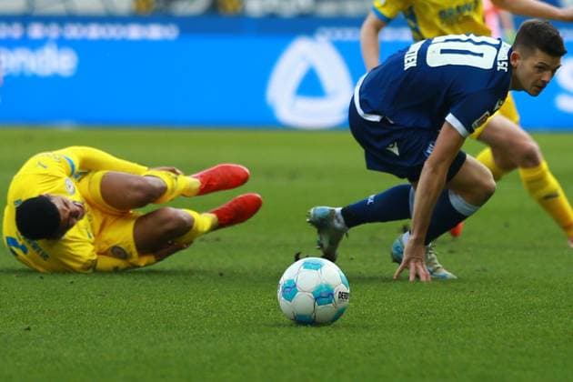 09.02.2025, xrekx, Fussball 2.Bundesliga, Karlsruher SC - Eintracht Braunschweig v.l. Mohamed Dräger Draeger (Eintracht Braunschweig) Marvin Wanitzek (Karlsruher SC) Zweikampf, Aktion, action, battle for the ball (DFL DFB REGULATIONS PROHIBIT ANY USE OF PHOTOGRAPHS as IMAGE SEQUENCES and or QUASI-VIDEO) Karlsruhe