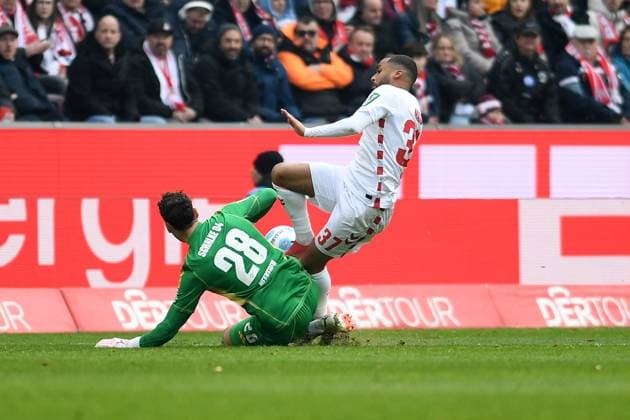 Torwart Justin Heekeren (FC Schalke 04) und Linton Maina (1. FC Koeln) im Zweikampf waehrend des Spiels der 2. Bundesliga zwischen 1. FC Köln und FC Schalke 04 im RheinEnergieStadion am 09. February 2025 in Köln, Deutschland. (Foto von Ralf Treese DeFodi Images) +++ Torwart Justin Heekeren (FC Schalke 04) und Linton Maina (1. FC Koeln) battle for the ball during the 2. Bundesliga match between 1. FC Köln and FC Schalke 04 at RheinEnergieStadion on February 9, 2025 in Cologne, Germany. (Photo by Ralf Treese DeFodi Images) DFB DFL REGULATIONS PROHIBIT ANY USE OF PHOTOGRAPHS AS IMAGE SEQUENCES AND OR QUASI-VIDEO. (Photo by Ralf Treese DeFodi Images) Defodi-521_KOES0420250209_018