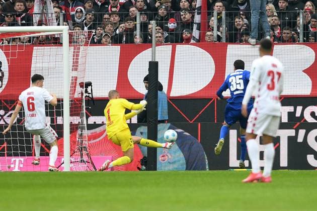 Torwart Marvin Schwaebe (1. FC Koeln) und Marcin Kaminski (FC Schalke 04) im Zweikampf waehrend des Spiels der 2. Bundesliga zwischen 1. FC Köln und FC Schalke 04 im RheinEnergieStadion am 09. February 2025 in Köln, Deutschland. (Foto von Ralf Treese DeFodi Images) +++ Torwart Marvin Schwaebe (1. FC Koeln) und Marcin Kaminski (FC Schalke 04) battle for the ball during the 2. Bundesliga match between 1. FC Köln and FC Schalke 04 at RheinEnergieStadion on February 9, 2025 in Cologne, Germany. (Photo by Ralf Treese DeFodi Images) DFB DFL REGULATIONS PROHIBIT ANY USE OF PHOTOGRAPHS AS IMAGE SEQUENCES AND OR QUASI-VIDEO. (Photo by Ralf Treese DeFodi Images) Defodi-521_KOES0420250209_020