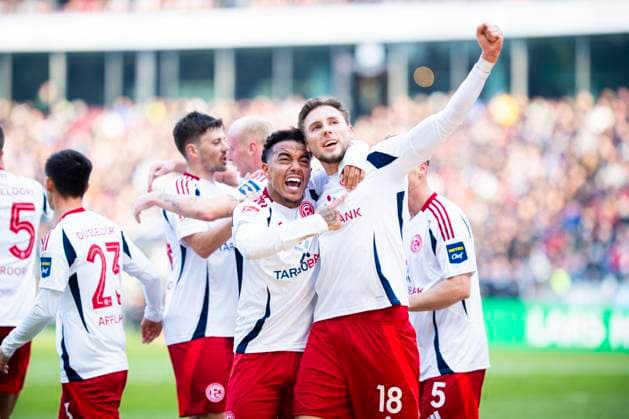 09.02.2025 - Fußball, 2024 2025, 2. Bundesliga, 21. Spieltag, Hannover 96 - Fortuna Düsseldorf 95: (L-R) Myron van Brederode (Düsseldorf) jubelt nach seinem Tor zum 0:1 mit Jona Niemiec (Düsseldorf) DFL REGULATIONS PROHIBIT ANY USE OF PHOTOGRAPHS AS IMAGE SEQUENCES AND OR QUASI-VIDEO. Hannover Niedersachsen Deutschland Heinz von Heiden Arena