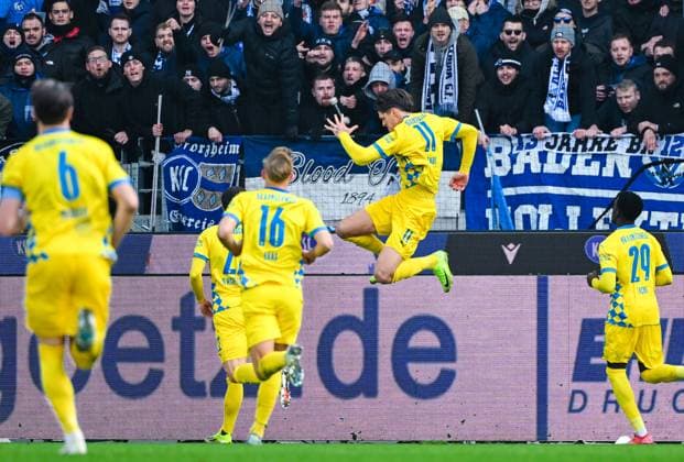 Levente Szabo (Eintracht Braunschweig) bejubelt sein Tor waehrend des Spiels der 2. Bundesliga zwischen Karlsruher SC und Eintracht Braunschweig im BBBank Wildpark am 09. February 2025 in Karlsruhe, Deutschland. (Foto von Silas Schueller De Fodi Images) +++ Levente Szabo (Eintracht Braunschweig) celebrates his goal during the 2. Bundesliga match between Karlsruher SC and Eintracht Braunschweig at BBBank Wildpark on February 9, 2025 in Karlsruhe, Germany. (Photo by Silas Schueller De Fodi Images) DFB DFL REGULATIONS PROHIBIT ANY USE OF PHOTOGRAPHS AS IMAGE SEQUENCES AND OR QUASI-VIDEO. (Photo by Silas Schueller DeFodi Images) Defodi-738_738_KSCBRA_20250209_173