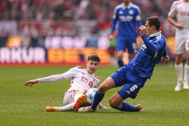 Köln, Deutschland, 09.02.25: Denis Huseinbasic (1. FC Koeln) und Ron Schallenberg (FC Schalke 04) im Kampf um den Ball während des Spiels der 2. Bundesliga zwischen 1. FC Köln - FC Schalke 04 im RheinEnergieSTADION am 09. February 2025 in Köln, Deutschland. Köln RheinEnergieSTADION Germany