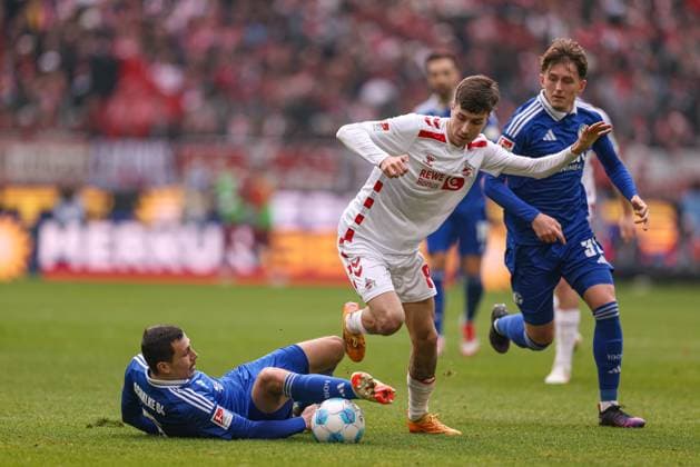 Köln, Deutschland, 09.02.25: Ron Schallenberg (FC Schalke 04) und Denis Huseinbasic (1. FC Koeln) im Kampf um den Ball während des Spiels der 2. Bundesliga zwischen 1. FC Köln - FC Schalke 04 im RheinEnergieSTADION am 09. February 2025 in Köln, Deutschland. Köln RheinEnergieSTADION Germany