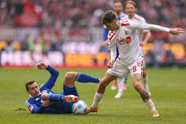 Köln, Deutschland, 09.02.25: Ron Schallenberg (FC Schalke 04) und Denis Huseinbasic (1. FC Koeln) im Kampf um den Ball während des Spiels der 2. Bundesliga zwischen 1. FC Köln - FC Schalke 04 im RheinEnergieSTADION am 09. February 2025 in Köln, Deutschland. Köln RheinEnergieSTADION Germany