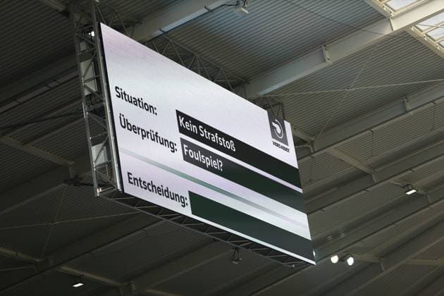 09.02.2025, xrekx, Fussball 2.Bundesliga, Karlsruher SC - Eintracht Braunschweig v.l. Anzeigetafel, Videowall, Scoreboard, Info, Werbung Ueberpruefung Strafstoss (DFL DFB REGULATIONS PROHIBIT ANY USE OF PHOTOGRAPHS as IMAGE SEQUENCES and or QUASI-VIDEO) Karlsruhe