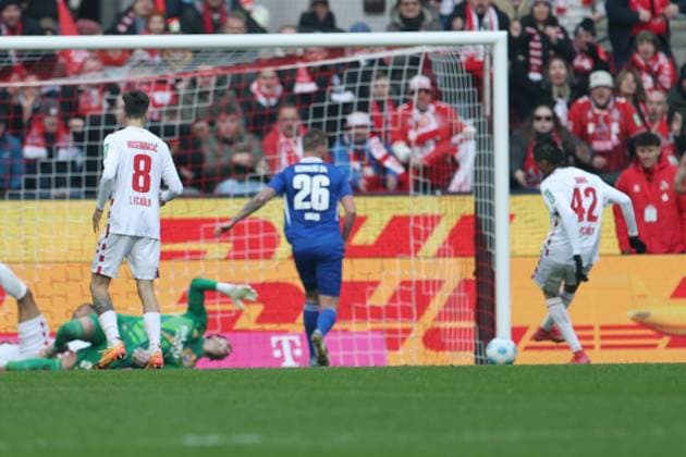GER, 2.FBL, 1. FC Koeln vs. FC Schalke 04 09.02.2025, Rheinenergie Stadion, Koeln, GER, 2.FBL, 1. FC Koeln vs. FC Schalke 04, im Bild: 1:0 fuer Koeln durch Damion Downs (FC Koeln 42),