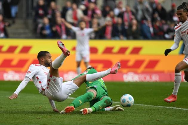 Linton Maina (1. FC Koeln), Torwart Justin Heekeren (FC Schalke 04) und Damion Downs (1. FC Koeln) Tor zum 1:0 waehrend des Spiels der 2. Bundesliga zwischen 1. FC Köln und FC Schalke 04 im RheinEnergieStadion am 09. February 2025 in Köln, Deutschland. (Foto von Ralf Treese DeFodi Images) +++ Linton Maina (1. FC Koeln), Torwart Justin Heekeren (FC Schalke 04) und Damion Downs (1. FC Koeln) scores his team™s first goal during the 2. Bundesliga match between 1. FC Köln and FC Schalke 04 at RheinEnergieStadion on February 9, 2025 in Cologne, Germany. (Photo by Ralf Treese DeFodi Images) DFB DFL REGULATIONS PROHIBIT ANY USE OF PHOTOGRAPHS AS IMAGE SEQUENCES AND OR QUASI-VIDEO. (Photo by Ralf Treese DeFodi Images) Defodi-521_KOES0420250209_022