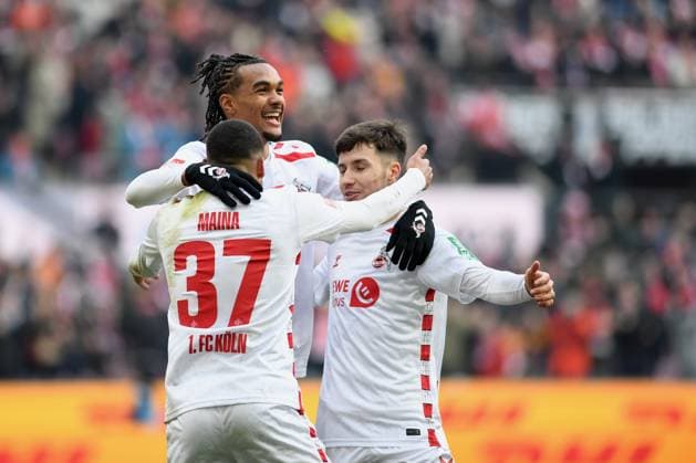 Damion Downs (1. FC Koeln) Torjubel, jubelt mit seiner Mannschaft nach dem Treffer zum 1:0 waehrend des Spiels der 2. Bundesliga zwischen 1. FC Köln und FC Schalke 04 im RheinEnergieStadion am 09. February 2025 in Köln, Deutschland. (Foto von Ralf Treese DeFodi Images) +++ Damion Downs (1. FC Koeln) celebrates after scoring his team™s first goal with teammates during the 2. Bundesliga match between 1. FC Köln and FC Schalke 04 at RheinEnergieStadion on February 9, 2025 in Cologne, Germany. (Photo by Ralf Treese DeFodi Images) DFB DFL REGULATIONS PROHIBIT ANY USE OF PHOTOGRAPHS AS IMAGE SEQUENCES AND OR QUASI-VIDEO. (Photo by Ralf Treese DeFodi Images) Defodi-521_KOES0420250209_024
