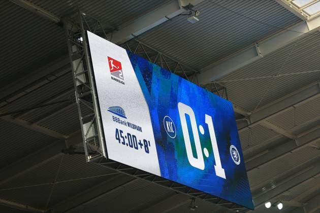 09.02.2025, xrekx, Fussball 2.Bundesliga, Karlsruher SC - Eintracht Braunschweig v.l. Anzeigetafel, Videowall, Scoreboard, Info, Werbung Nachspielzeit (DFL DFB REGULATIONS PROHIBIT ANY USE OF PHOTOGRAPHS as IMAGE SEQUENCES and or QUASI-VIDEO) Karlsruhe
