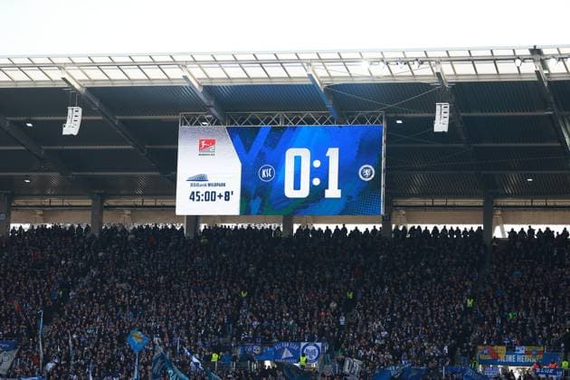 09.02.2025, xrekx, Fussball 2.Bundesliga, Karlsruher SC - Eintracht Braunschweig v.l. Anzeigetafel, Videowall, Scoreboard, Info, Werbung Nachspielzeit (DFL DFB REGULATIONS PROHIBIT ANY USE OF PHOTOGRAPHS as IMAGE SEQUENCES and or QUASI-VIDEO) Karlsruhe