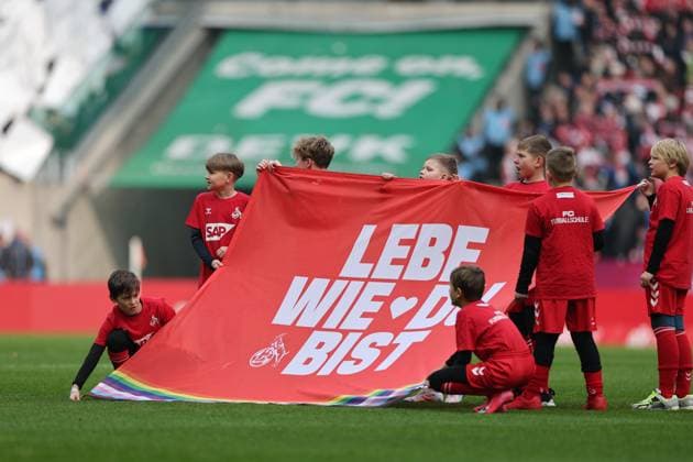 GER, 2.FBL, 1. FC Koeln vs. FC Schalke 04 09.02.2025, Rheinenergie Stadion, Koeln, GER, 2.FBL, 1. FC Koeln vs. FC Schalke 04, im Bild: Banner lebe wie du bist vor dem Spiel