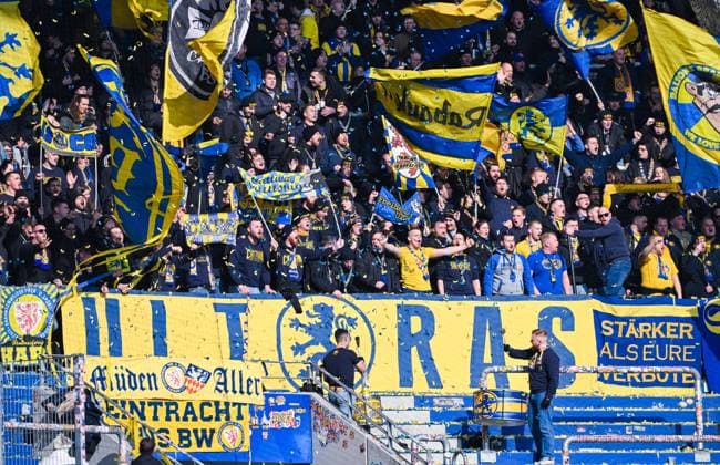 Fans von Eintracht Braunschweig waehrend des Spiels der 2. Bundesliga zwischen Karlsruher SC und Eintracht Braunschweig im BBBank Wildpark am 09. February 2025 in Karlsruhe, Deutschland. (Foto von Silas Schueller De Fodi Images) +++ Fans of Eintracht Braunschweig during the 2. Bundesliga match between Karlsruher SC and Eintracht Braunschweig at BBBank Wildpark on February 9, 2025 in Karlsruhe, Germany. (Photo by Silas Schueller De Fodi Images) DFB DFL REGULATIONS PROHIBIT ANY USE OF PHOTOGRAPHS AS IMAGE SEQUENCES AND OR QUASI-VIDEO. Defodi-738_738_KSCBRA_20250209_139