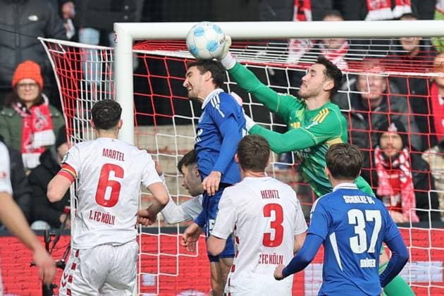 GER, 2.FBL, 1. FC Koeln vs. FC Schalke 04 09.02.2025, Rheinenergie Stadion, Koeln, GER, 2.FBL, 1. FC Koeln vs. FC Schalke 04, im Bild: Torwart Justin Heekeren hat einiges zu tun sein Tor sauber zu halten nordphotoxGmbHx xMeuter nph00351