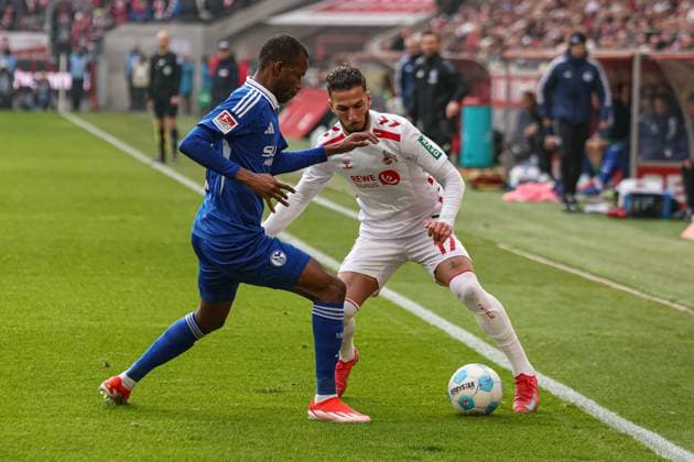 Köln, Deutschland, 09.02.25: Pape Meissa Ba (FC Schalke 04) und Leart Pacarada (1. FC Koeln) im Kampf um den Ball während des Spiels der 2. Bundesliga zwischen 1. FC Köln - FC Schalke 04 im RheinEnergieSTADION am 09. February 2025 in Köln, Deutschland. Köln RheinEnergieSTADION Germany