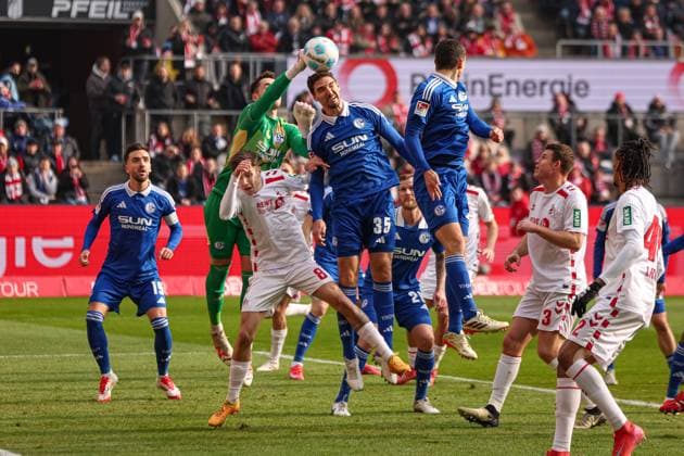 Köln, Deutschland, 09.02.25: Denis Huseinbasic (1. FC Koeln), Marcin Kaminski (FC Schalke 04) und Torwart Justin Heekeren (FC Schalke 04) im Kampf um den Ball während des Spiels der 2. Bundesliga zwischen 1. FC Köln - FC Schalke 04 im RheinEnergieSTADION am 09. February 2025 in Köln, Deutschland. Köln RheinEnergieSTADION Germany