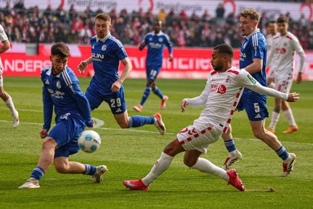 Köln, Deutschland, 09.02.25: Mehmet Aydin (FC Schalke 04) und Linton Maina (1. FC Koeln) im Kampf um den Ball während des Spiels der 2. Bundesliga zwischen 1. FC Köln - FC Schalke 04 im RheinEnergieSTADION am 09. February 2025 in Köln, Deutschland. Köln RheinEnergieSTADION Germany