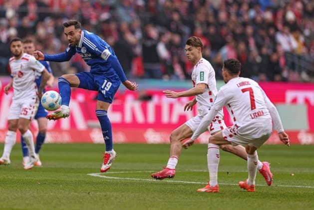 Köln, Deutschland, 09.02.25: Kenan Karaman (FC Schalke 04) in Aktion, am Ball, Einzelaktion während des Spiels der 2. Bundesliga zwischen 1. FC Köln - FC Schalke 04 im RheinEnergieSTADION am 09. February 2025 in Köln, Deutschland. Köln RheinEnergieSTADION Germany