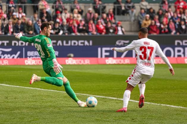 Köln, Deutschland, 09.02.25: Torwart Justin Heekeren (FC Schalke 04) und Linton Maina (1. FC Koeln) im Kampf um den Ball während des Spiels der 2. Bundesliga zwischen 1. FC Köln - FC Schalke 04 im RheinEnergieSTADION am 09. February 2025 in Köln, Deutschland. Köln RheinEnergieSTADION Germany