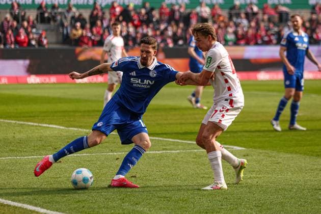 Köln, Deutschland, 09.02.25: Janik Bachmann (FC Schalke 04) und Mathias Olesen (1. FC Koeln) im Kampf um den Ball während des Spiels der 2. Bundesliga zwischen 1. FC Köln - FC Schalke 04 im RheinEnergieSTADION am 09. February 2025 in Köln, Deutschland. Köln RheinEnergieSTADION Germany