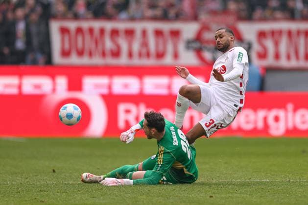 Köln, Deutschland, 09.02.25: Torwart Justin Heekeren (FC Schalke 04) und Linton Maina (1. FC Koeln) im Kampf um den Ball während des Spiels der 2. Bundesliga zwischen 1. FC Köln - FC Schalke 04 im RheinEnergieSTADION am 09. February 2025 in Köln, Deutschland. Köln RheinEnergieSTADION Germany