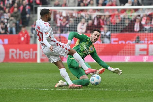 Torwart Justin Heekeren (FC Schalke 04) rettet gegen Linton Maina (1.FC Koeln) 09.02.2025, Fussball 2. Bundesliga, 21. Spieltag, Saison 2024 2025 1. FC Köln - FC Schalke 04 Koeln Rhein Energie Stadion Nordrhein Westfalen Deutschland