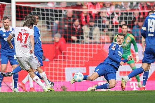 GER, 2.FBL, 1. FC Koeln vs. FC Schalke 04 09.02.2025, Rheinenergie Stadion, Koeln, GER, 2.FBL, 1. FC Koeln vs. FC Schalke 04, im Bild: torchance Mathias Olesen (FC Koeln 47),