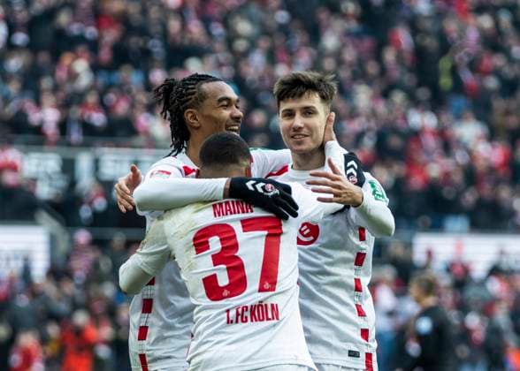 Köln, RheinEnergieStadion, 07.01.2025: Damion Downs of Koeln (M) celebrates scoring the 1:0 goal with Denis Huseinbasic of Koeln (R) and Linton Maina of Koeln during the 2.Bundesliga 1.FC Köln vs. FC Schalke 04.
