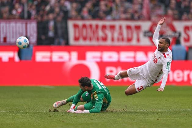 Köln, Deutschland, 09.02.25: Torwart Justin Heekeren (FC Schalke 04) und Linton Maina (1. FC Koeln) im Kampf um den Ball während des Spiels der 2. Bundesliga zwischen 1. FC Köln - FC Schalke 04 im RheinEnergieSTADION am 09. February 2025 in Köln, Deutschland. Köln RheinEnergieSTADION Germany