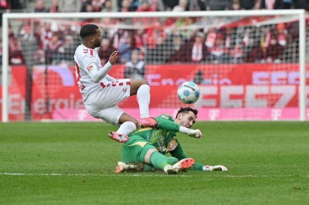 Torwart Justin Heekeren (FC Schalke 04) rettet gegen Linton Maina (1.FC Koeln) 09.02.2025, Fussball 2. Bundesliga, 21. Spieltag, Saison 2024 2025 1. FC Köln - FC Schalke 04 Koeln Rhein Energie Stadion Nordrhein Westfalen Deutschland