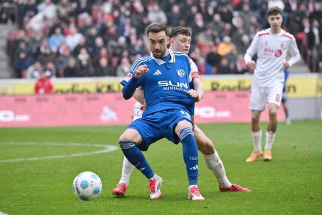 Kenan Karaman (FC Schalke 04), Eric Martel (1.FC Koeln), v.li. 09.02.2025, Fussball 2. Bundesliga, 21. Spieltag, Saison 2024 2025 1. FC Köln - FC Schalke 04 Koeln Rhein Energie Stadion Nordrhein Westfalen Deutschland