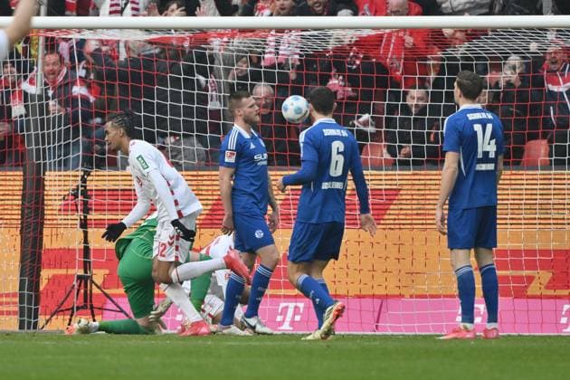 Damion Downs (1.FC Koeln), li., erzielt das Tor zum 1:0 09.02.2025, Fussball 2. Bundesliga, 21. Spieltag, Saison 2024 2025 1. FC Köln - FC Schalke 04 Koeln Rhein Energie Stadion Nordrhein Westfalen Deutschland